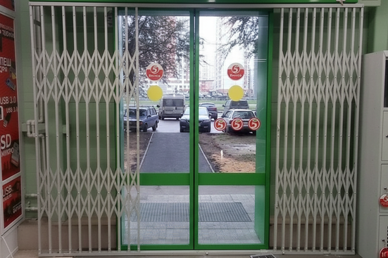 Установка распашной решетки на двери